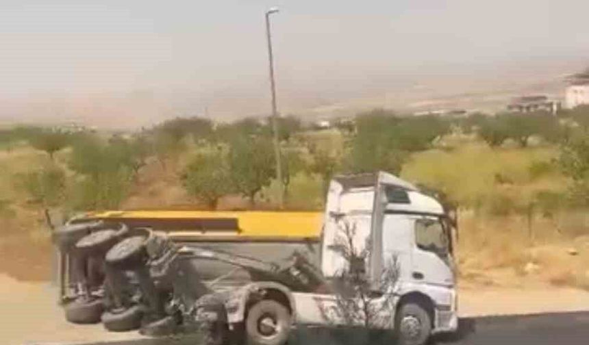 Siirt'te kum yüklü bir kamyon devrildi