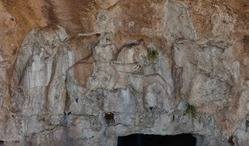 Silvan'daki asırlık Boşat Kalesi'ndeki 'at' ve 'savaşçı' figürü dikkat çekiyor