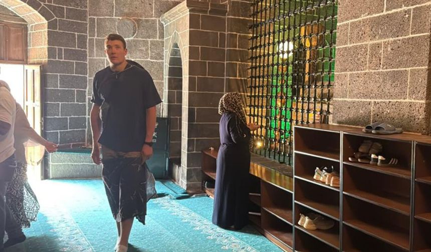 Diyarbakır'da Fransız ziyaretçiden cami adabı hassasiyeti: Peki ya yerli ziyaretçiler?