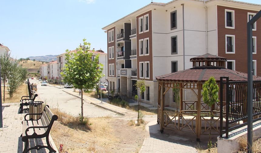 Çermik'te TOKİ sakinleri tepkili: Kanalizasyon taşıyor