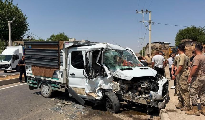 Cizre'de kamyonet ile dolmuş çarpıştı: 4 yaralı