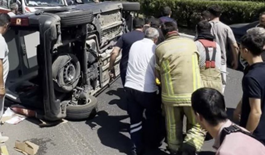 Dicle Üniversitesi'nde araç devrildi: 1'i ağır 3 yaralı