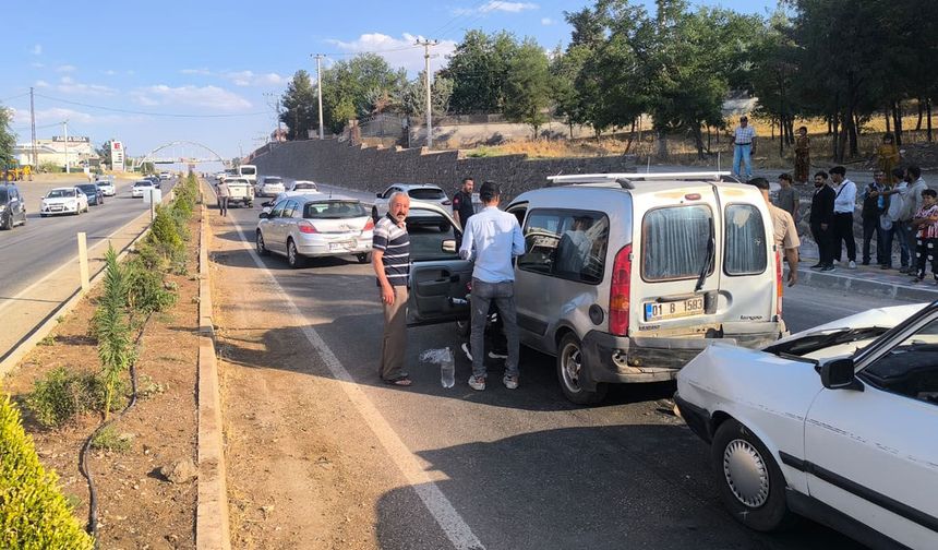 Diyarbakır-Mardin yolunda 4 araç birbirine girdi