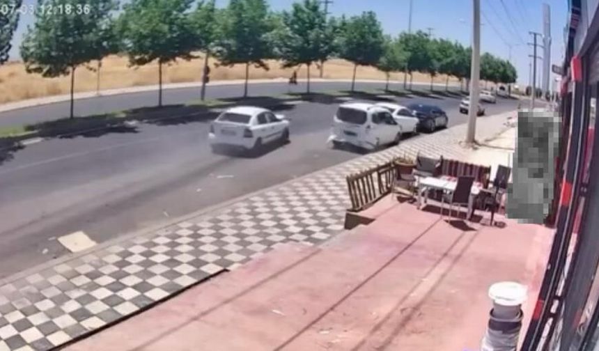 Diyarbakır'da 4 aracın karıştığı zincirleme kaza kamerada