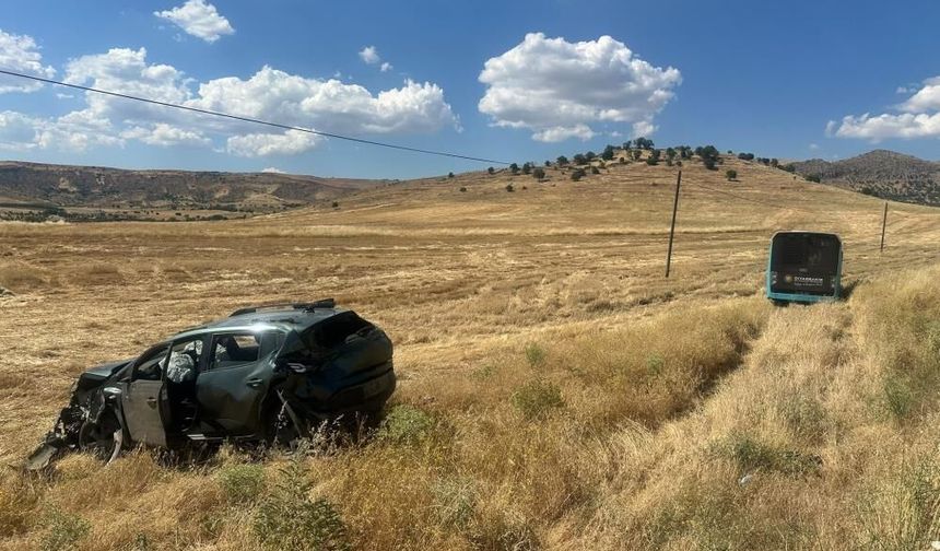 Diyarbakır'da belediye otobüsü ile otomobil kaza yaptı