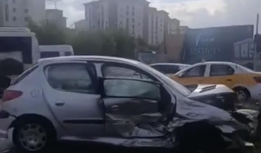 Diyarbakır'da iki otomobil çarpıştı: 3 yaralı