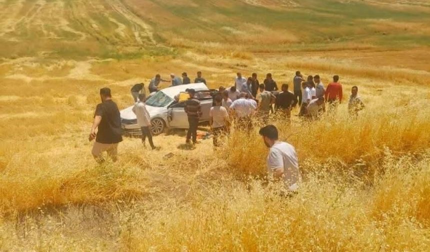 Diyarbakır'da otomobil tarlaya yuvarlandı: 5 yaralı
