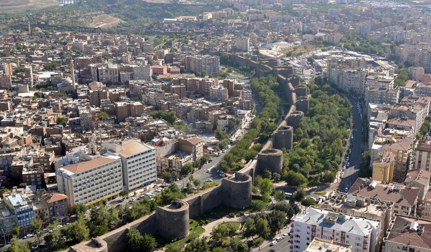 Diyarbakır'da iki önemli cadde trafiğe kapandı