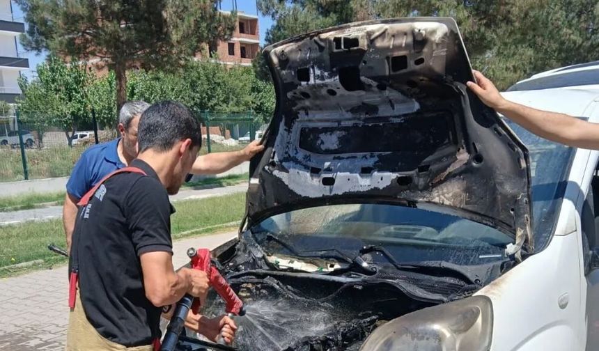 Diyarbakır'da seyir halindeki otomobilde yangın