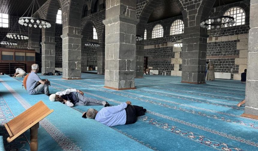 Diyarbakır'da termometreler 40 dereceyi gösterdi; Halk camilere koştu
