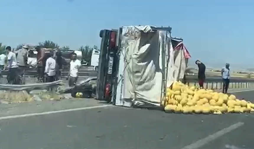 Diyarbakır-Ergani karayolunda kavun yüklü kamyon devrildi
