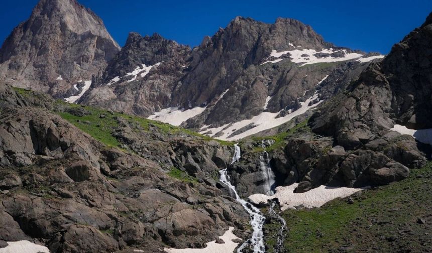 Hakkari'de kayıp dağcı için arama çalışmaları sürüyor