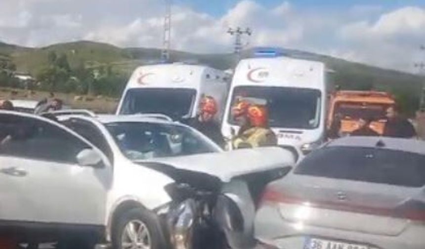 Kars'ta zincirleme trafik kazası: 8 yaralı