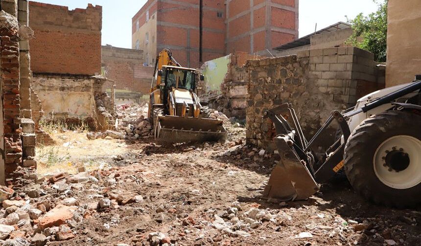 Diyarbakır'da yıllarca beklenen yıkım: Mahalleli geç kalan çalışmalara tepkili