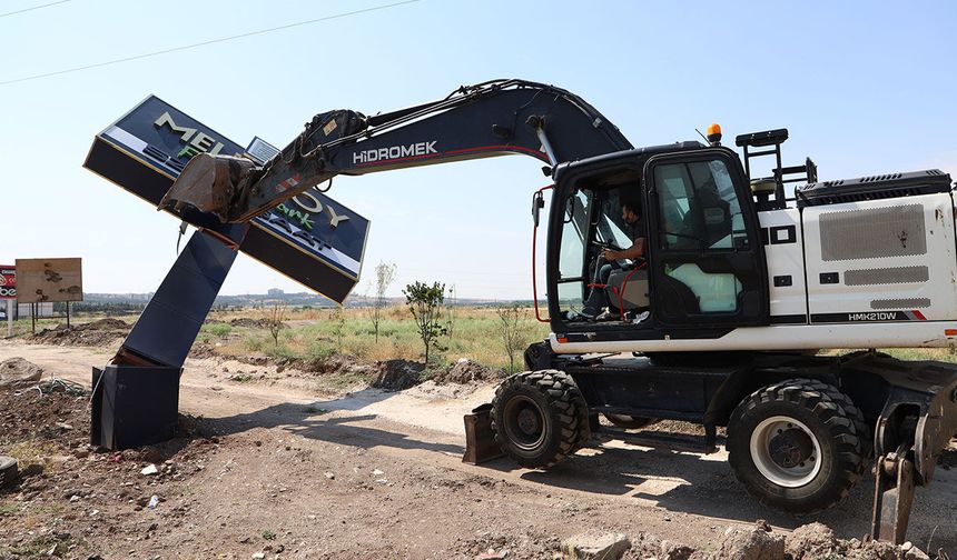 Diyarbakır'da mevzuata aykırı reklam unsurları kaldırıldı
