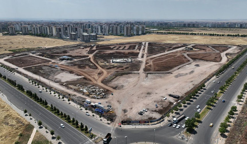 Diyarbakır'da yapımı süren dev parkta çalışmalar sürüyor