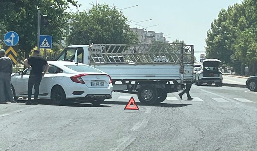 Diyarbakır Toptancılar Sitesi Kavşağı'nda maddi hasarlı kaza