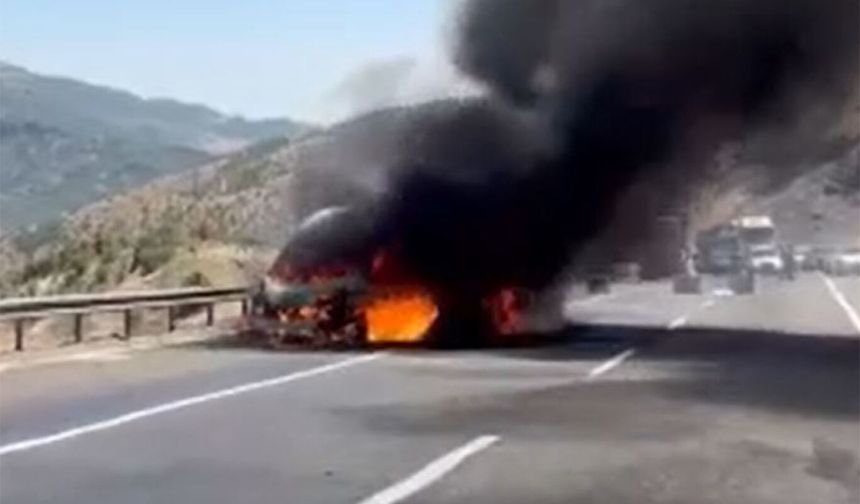 Diyarbakır'da seyir halindeki araç alev topuna döndü