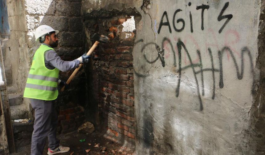 Diyarbakır'da metruk yapıların yıkımı sürüyor