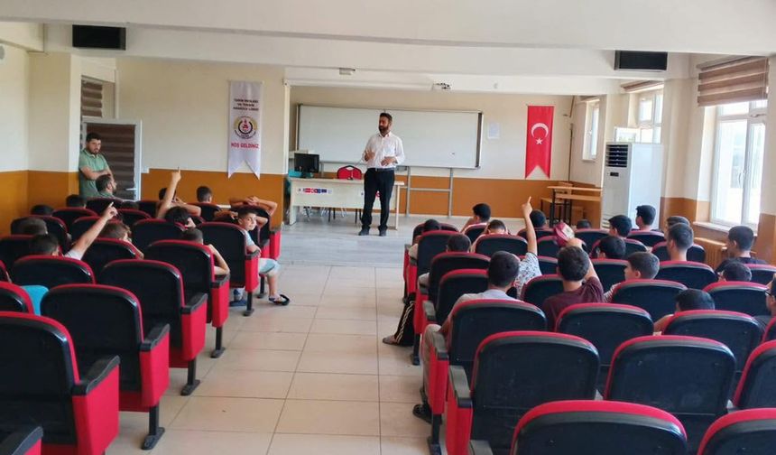 Yaz Kur'an kurslarında öğrencilere rehberlik seminerleri
