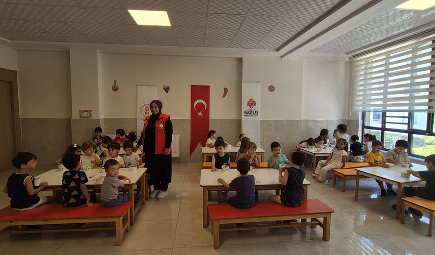 "1001 Vakıf Hayır Şartı" doğrultusunda Gaziantep'te 750 çocuğa meyve ikramı