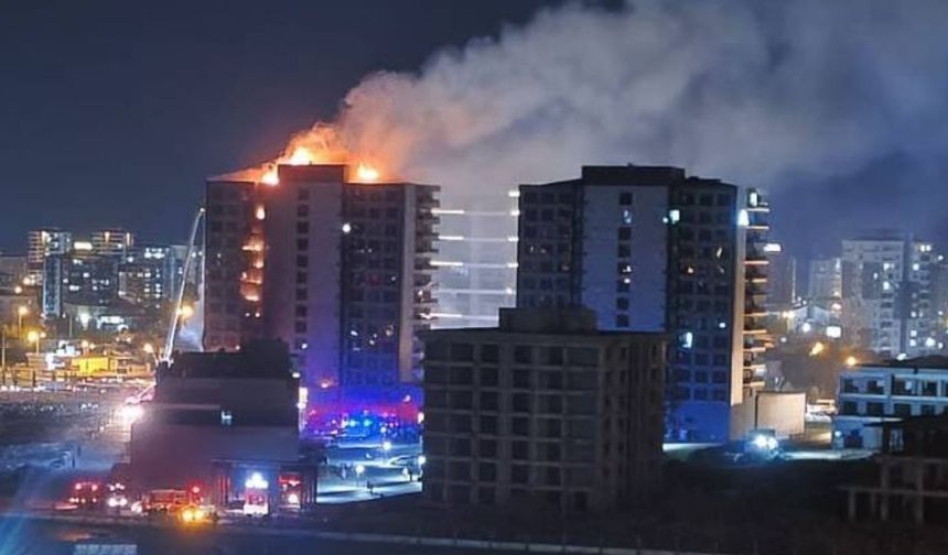 Diyarbakır’da korkutan yangın! Alevler plaza binasını sardı