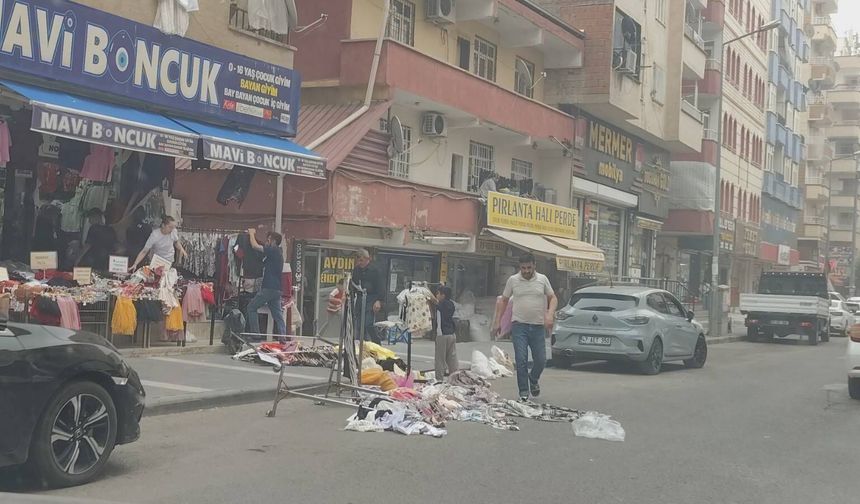 Diyarbakır'da aniden çıkan rüzgar esnafa zor anlar yaşattı
