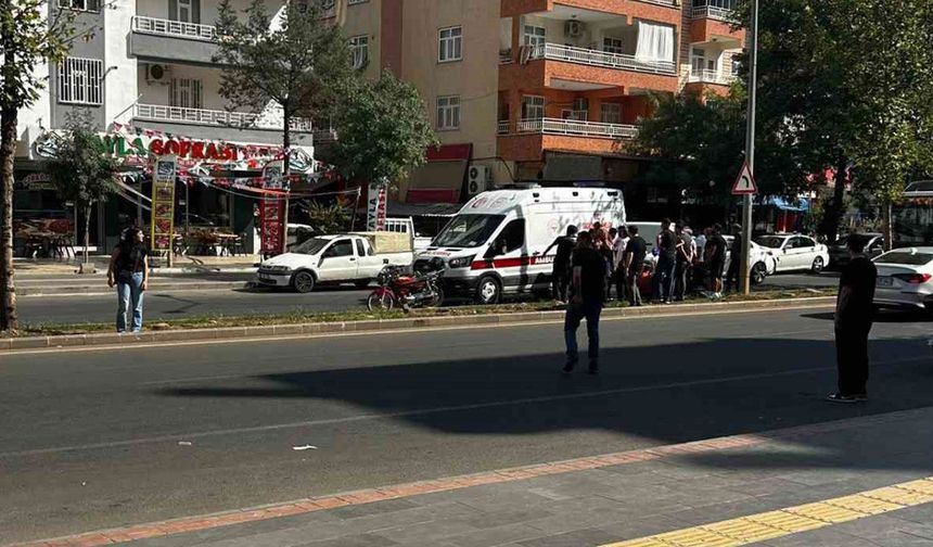 Motosikletin çarptığı yaya yaralandı