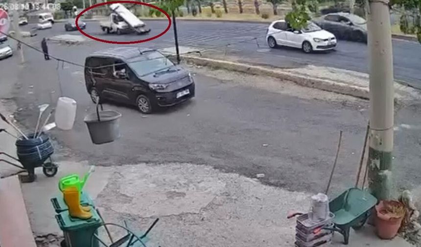 Ani fren yapan kamyonetteki demirler yola savruldu