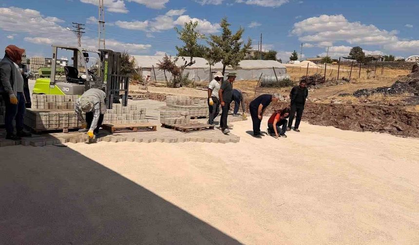 Çermik'te mahalle yollarına parke taşı döşeniyor