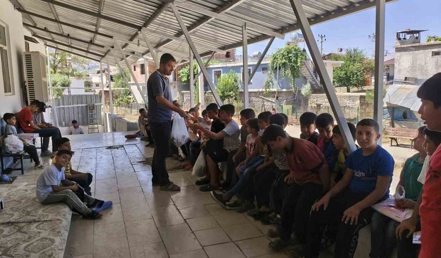 Diyarbakır'da Kur'an kursu öğrencilerine yiyecek ikramı