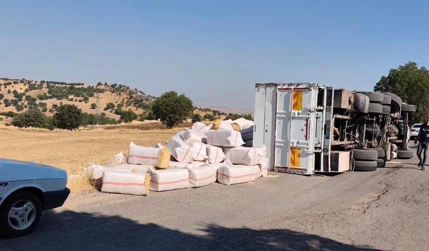 Diyarbakır'da saman yüklü kamyon devrildi