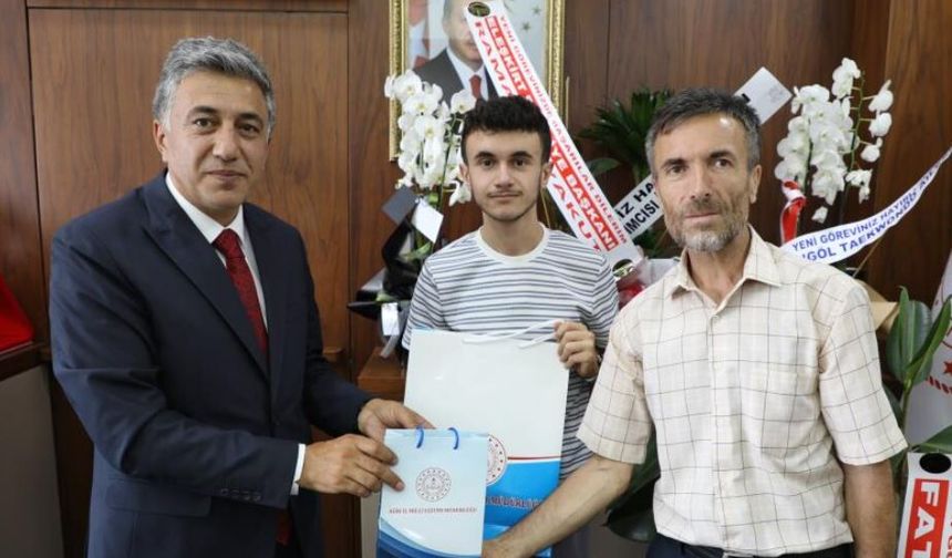 Ağrılı öğrenci Kur'an-ı Kerim'i Güzel Okuma Yarışması'nda Türkiye 2'ncisi oldu
