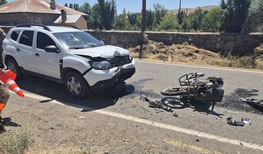 Bingöl'de otomobil ile motosiklet çarpıştı: 3 yaralı