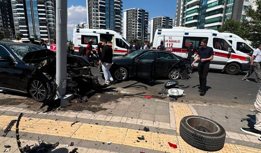 Diyarbakır'da iki otomobil çarpıştı: 1'i ağır 2 yaralı