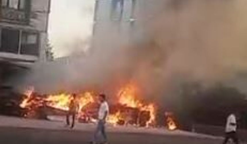 Diyarbakır'da iş yeri önündeki yangın kameraya yansıdı