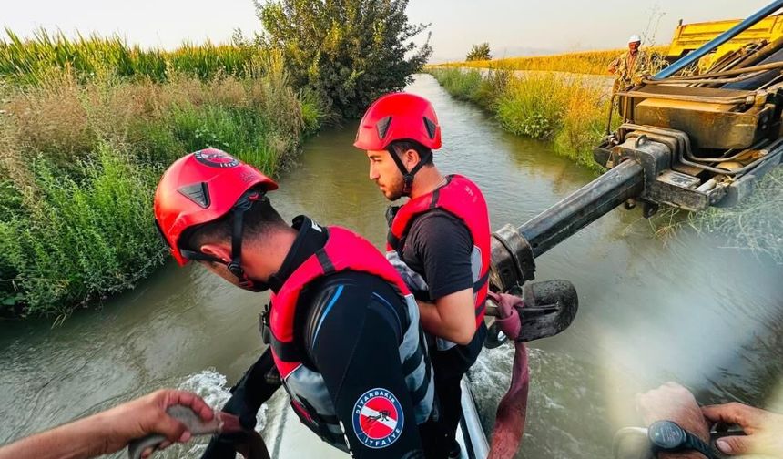 Diyarbakır'da otomobil su kanalına uçtu