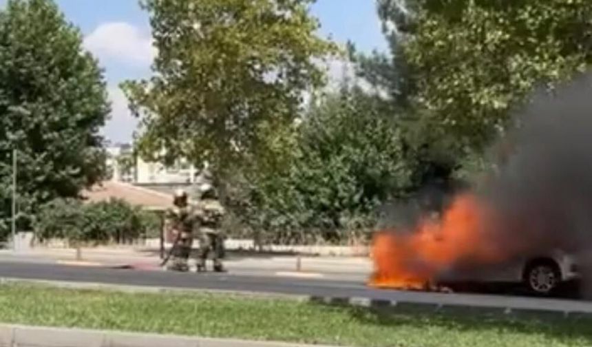 Diyarbakır'da otomobil yanarak kullanılamaz hale geldi