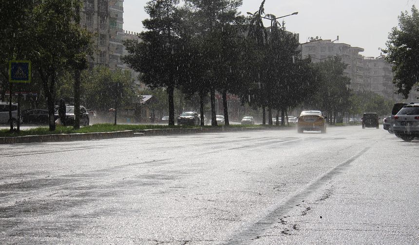 Diyarbakır'da sıcak havanın ardından sağanak yağış