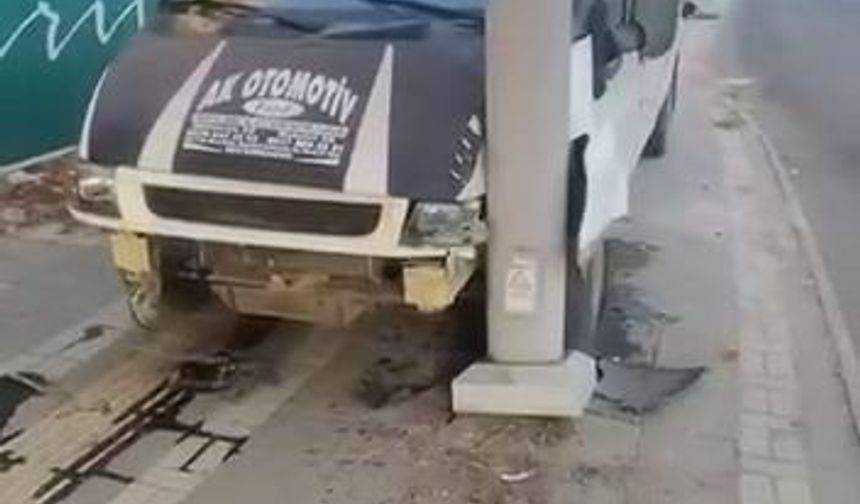 Diyarbakır'da transit direğe çarptı: 1 yaralı
