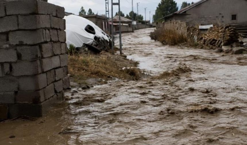 Doğubayazıt'ta köy yolları sel sularına teslim