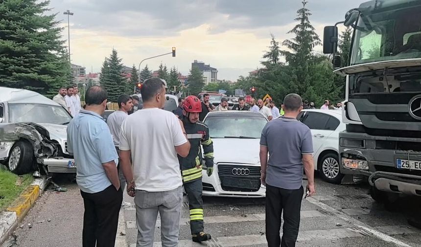 Erzurum'da 10 araçlık zincirleme kaza: 5 yaralı