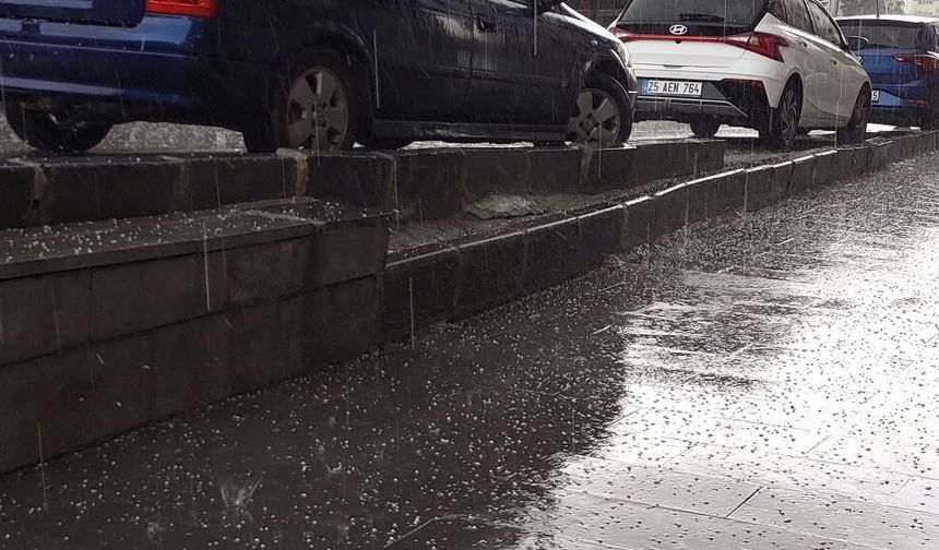 Erzurum'da dolu ve sağanak etkili oldu