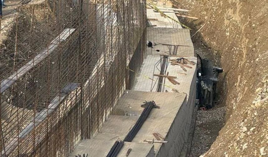 Erzurum'da otomobil yol çalışması alanına düştü: 3 ölü