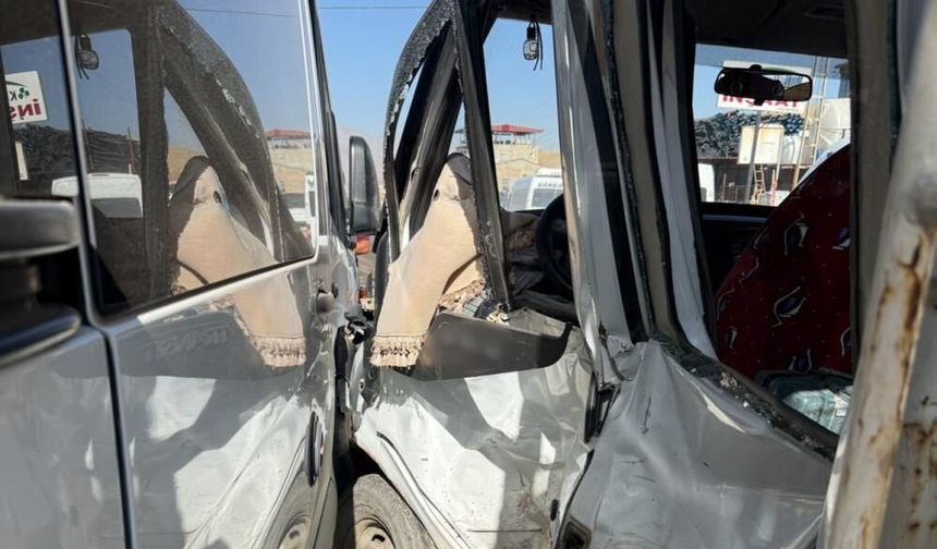 Hakkari'de minibüs ile kamyonet çarpıştı: 10 yaralı
