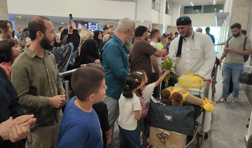 Umre ibadetini tamamlayan gençler Diyarbakır’a döndü