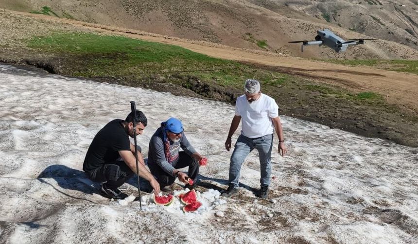 Kurtik Dağı'nda yaz mevsiminde kar manzarası: Diyarbakır'a da yakın