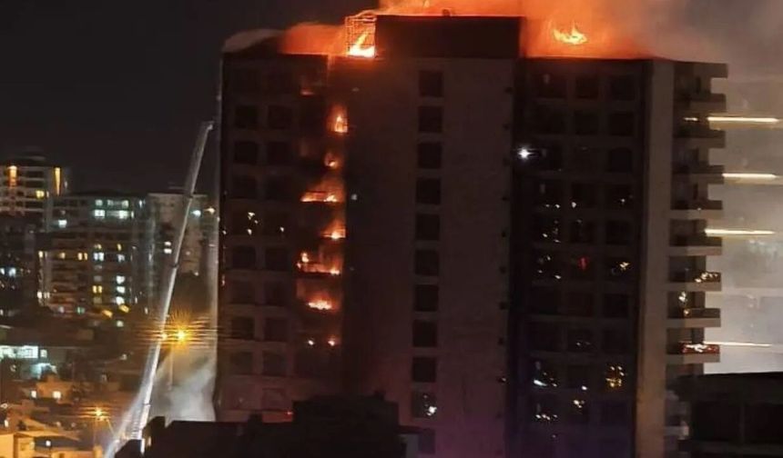 Diyarbakır'da plaza yangını: İtfaiyenin müdahale yöntemi sosyal medyayı ikiye böldü