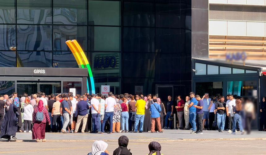 Sıcak havaya aldırmadılar! Diyarbakır'da indirim yoğunluğu
