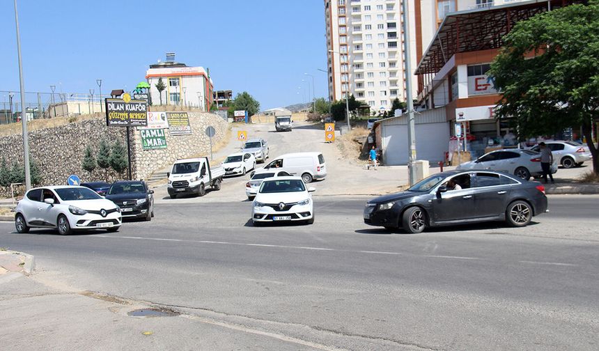Altı yolun kesiştiği noktada yıllardır çözüm bekleniyor!